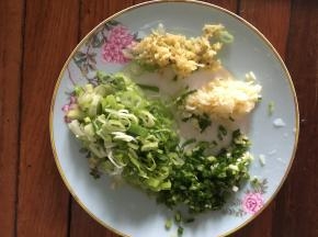 佐料准备：葱姜蒜切碎