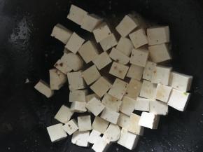 在锅中添油，倒入豆腐块煎至两面金黄，盛出备用