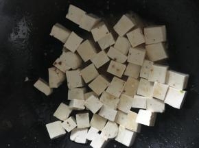 在锅中添油，倒入豆腐块煎至两面金黄，盛出备用