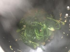 锅中倒油，放入葱姜蒜翻炒后加盐、酱油，再放入菠菜翻炒