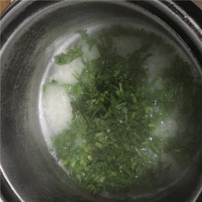 在米饭煮的差不多的时候加入菠菜