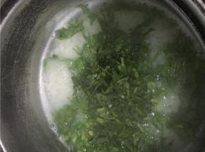 在米饭煮的差不多的时候加入菠菜