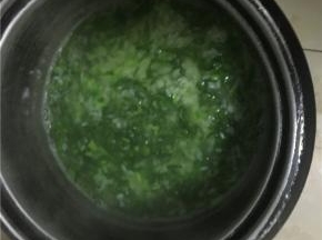 带菠菜煮熟后即可关火，菠菜不要煮太久