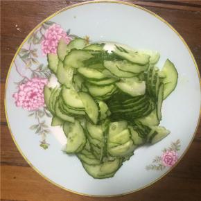 黄瓜洗干净切片