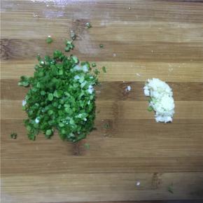 佐料准备：葱蒜切碎