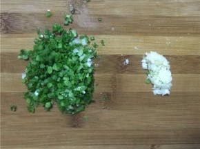 佐料准备：葱蒜切碎