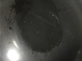开小火加热，锅中倒入油