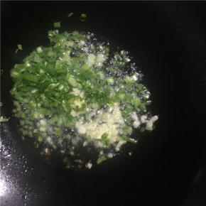 倒入备好的葱花、蒜末