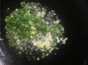 倒入备好的葱花、蒜末