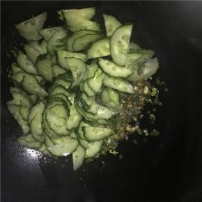 开大火翻炒，倒入盐、酱油继续翻炒几下后，将黄瓜倒入锅中