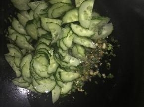 开大火翻炒，倒入盐、酱油继续翻炒几下后，将黄瓜倒入锅中
