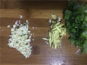 佐料准备：葱蒜切碎