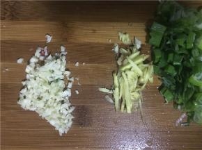 佐料准备：葱蒜切碎