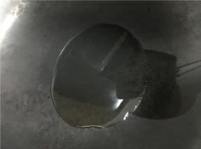 开小火加热，锅中倒入油