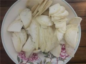 鸡腿菇洗净切片