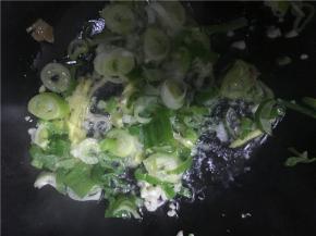 倒入备好的葱花、姜丝