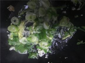 倒入备好的葱花、姜丝