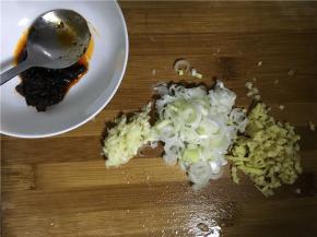 佐料准备：姜切末、蒜切末、葱切碎