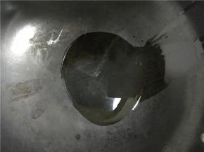 锅中倒入少许油小火加热