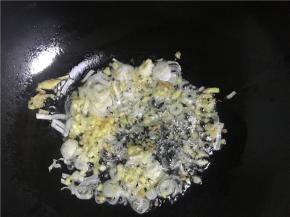 倒入备好的姜末、葱花、蒜末