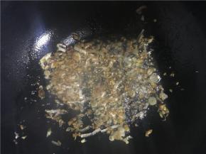  翻炒几下加入盐、酱油继续翻炒