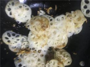 开中火，倒入藕片翻炒