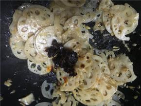 藕片炒至9成熟，倒入辣椒酱，翻炒均匀