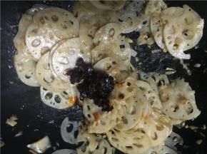藕片炒至9成熟，倒入辣椒酱，翻炒均匀