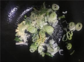 倒入备好的姜丝、葱花、蒜末