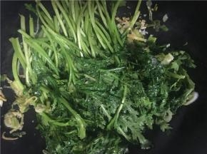 开大火翻炒，倒入盐、酱油、醋继续翻炒几下后，将茼蒿倒入锅中