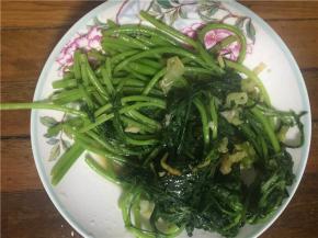 待茼蒿炒熟后盛盘