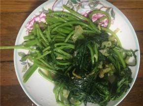 待茼蒿炒熟后盛盘