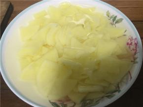 土豆切片泡在水中