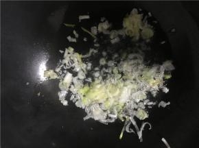 佐料准备：葱蒜切碎
