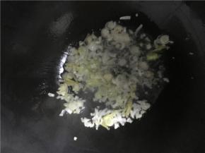 倒入备好的葱花、姜丝、蒜