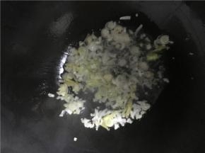 倒入备好的葱花、姜丝、蒜