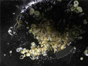 开中火翻炒，倒入盐、酱油继续翻炒