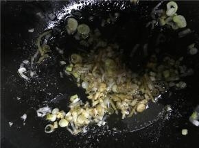 开中火翻炒，倒入盐、酱油继续翻炒