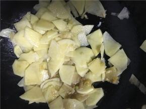 将土豆片倒入锅中