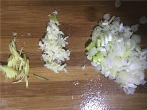 将西葫芦洗净切片，葱姜蒜切碎