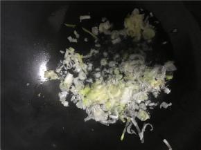 倒入备好的葱花、姜丝、蒜末