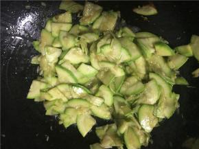 开中火翻炒，倒入盐、酱油、醋继续翻炒几下后，将西葫芦倒入锅中