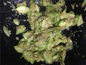 待西葫芦炒熟后盛出