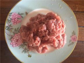 牛肉用清水浸泡半小时后，捞出控干，切成薄片，葱切段