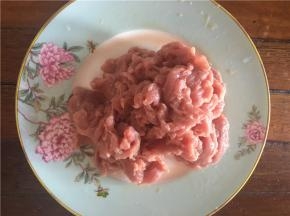 牛肉用清水浸泡半小时后，捞出控干，切成薄片，葱切段