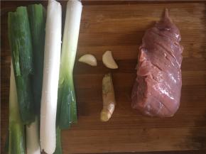 佐料准备：姜、蒜切碎