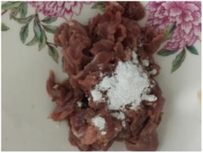 在切好的牛肉中加入生粉搅拌均匀