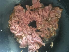 待油加热后，倒入牛肉炒一下