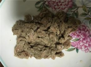 待牛肉炒变色后立马盛出备用