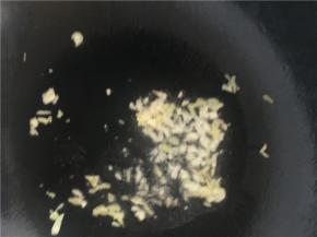 至油温合适后，倒入蒜、姜末等佐料翻炒几下，